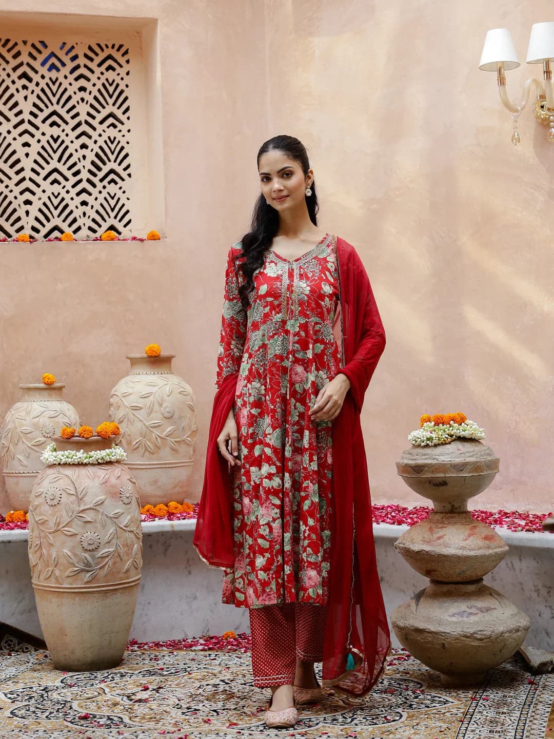 Gomachi Women's Red Floral Print V-Neck Cotton Kurta Set