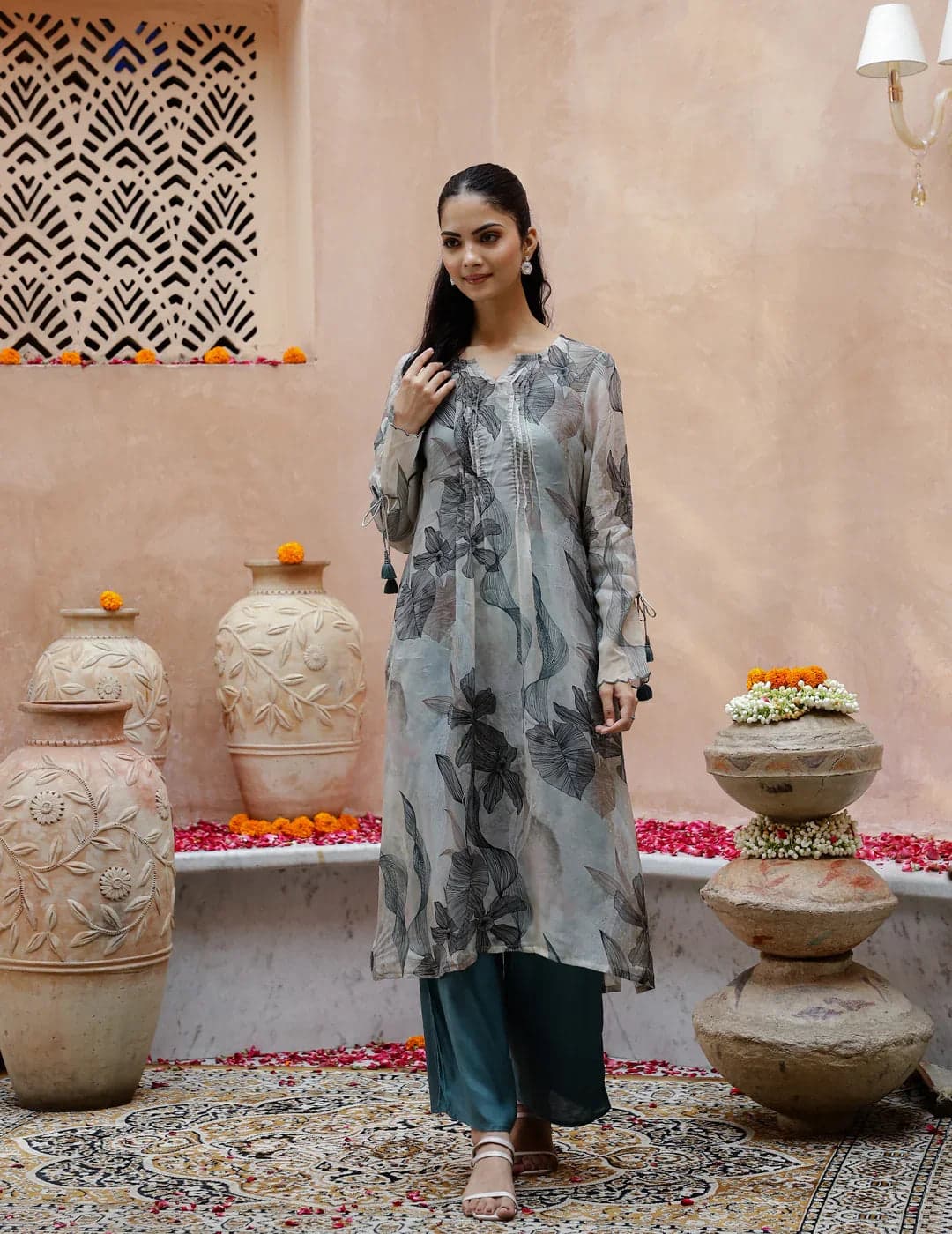 Gomachi Women's Green Floral Printed Sweetheart Neck Kurta Set