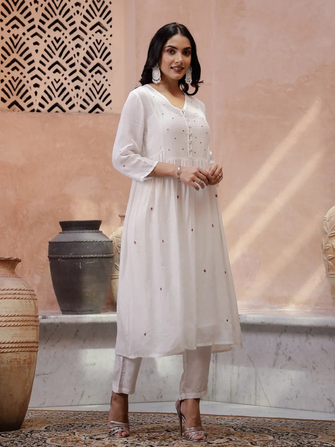 Gomachi Women's Off White Solid V-Neck Kurta Set