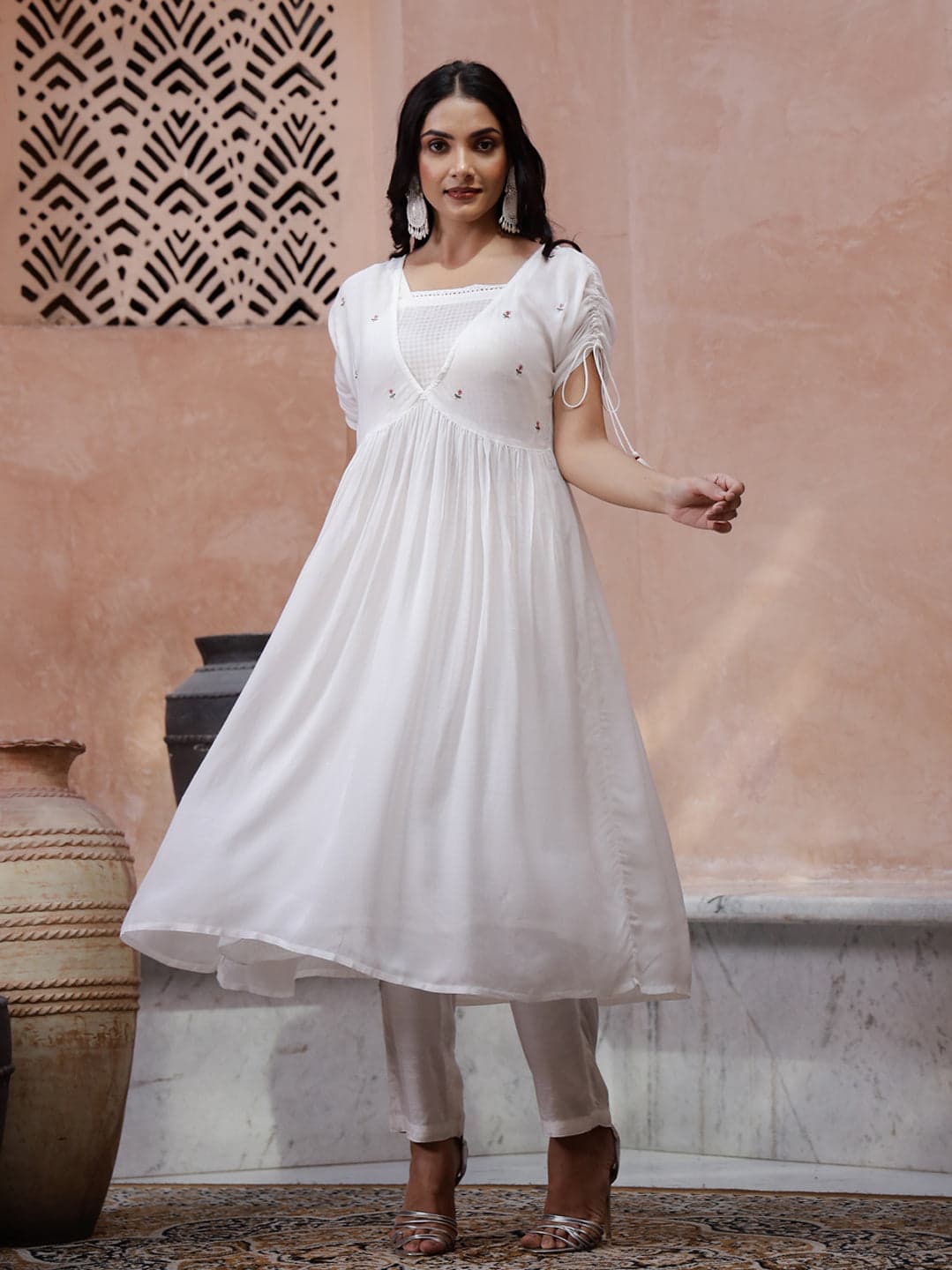 Gomachi Women's Off White V-Neck Straight Solid Kurta Set